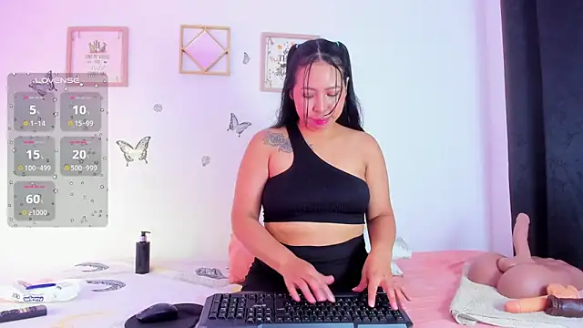 Snapshot of EmmaRogers chatting on October 12, 2025, 1:56 pm EmmaRogers online show from October 12, 2025, 1:56 pm