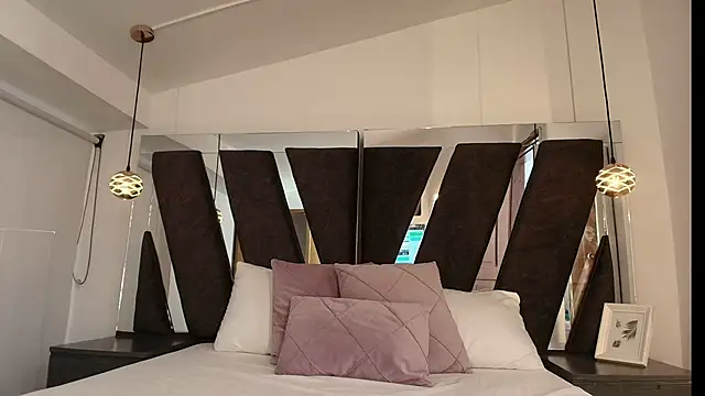 Milkdulce1 online show from September 29, 2025, 12:33 pm