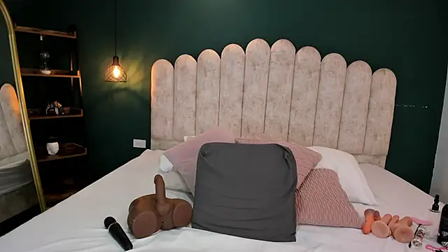 miabacker   online show from February 26, 2025, 1:22 pm