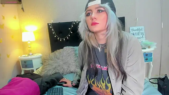 HollyWould   online show from February 17, 2025, 4:50 pm