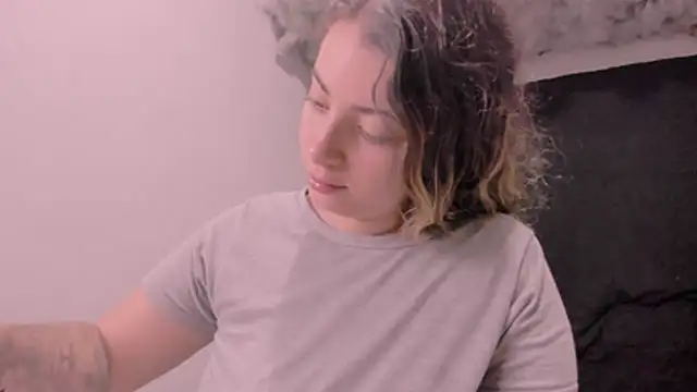 Snapshot of Lauu_G chatting on November 4, 2025, 10:19 am Lauu G online show from November 4, 2025, 10:19 am