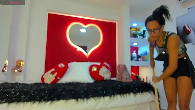 TabyJhonson online show from November 4, 2025, 1:04 pm