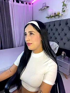 Snapshot of Amiirra_ chatting on September 14, 2025, 1:06 am Amiirra online show from September 14, 2025, 1:06 am