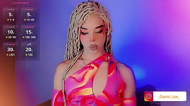 Snapshot of DanniLee_ chatting on October 11, 2025, 7:37 pm DanniLee online show from October 11, 2025, 7:37 pm