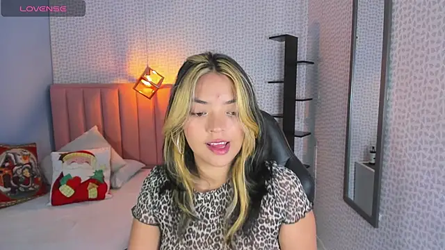 DENISERICHARD2 online show from December 4, 2025, 12:37 pm