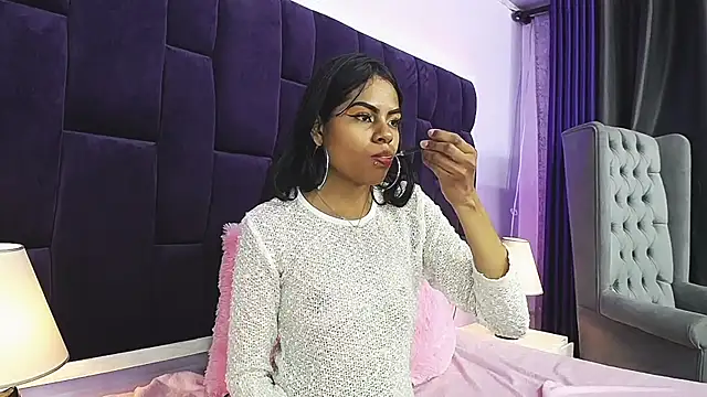 Snapshot of SaraFlores chatting on December 19, 2024, 3:18 am SaraFlores online show from December 19, 2024, 3:18 am