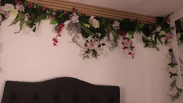 justnala  online show from December 4, 2025, 1:43 pm