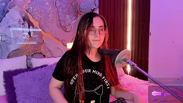 centaurigirl online show from November 13, 2025, 3:32 am