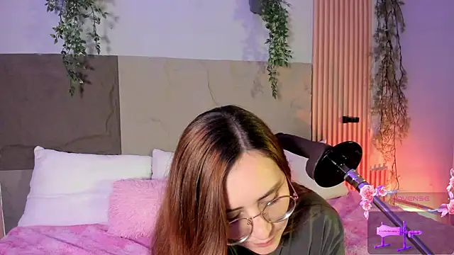 centaurigirl online show from April 7, 2026, 4:47 am