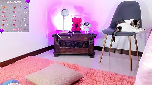 Emilyh  online show from February 28, 2025, 1:47 pm