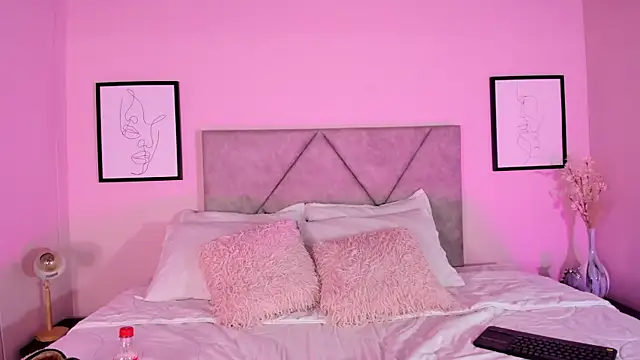 Snapshot of Emilyh_ chatting on October 23, 2025, 10:36 am Emilyh  online show from October 23, 2025, 10:36 am