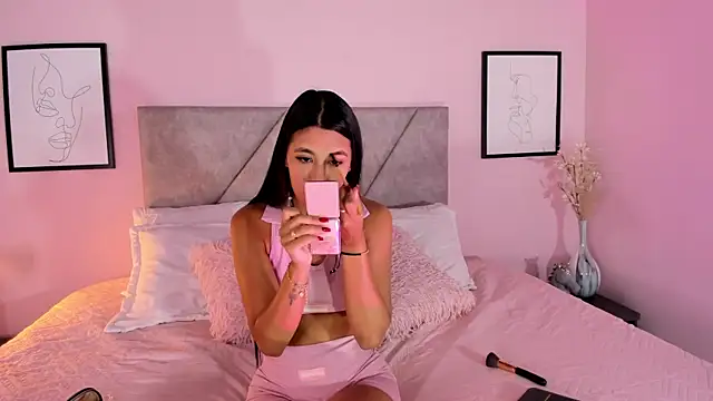 Snapshot of Emilyh_ chatting on October 24, 2025, 11:09 am Emilyh  online show from October 24, 2025, 11:09 am