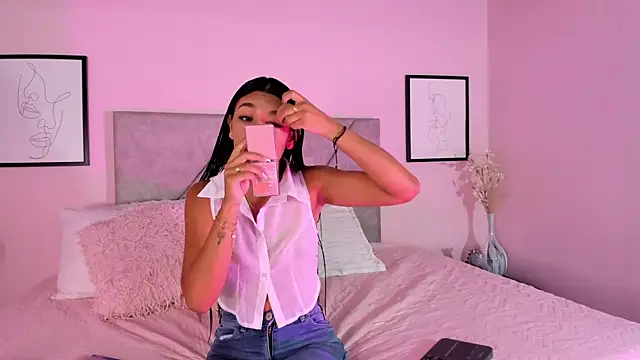 Snapshot of Emilyh_ chatting on October 22, 2025, 10:36 am Emilyh  online show from October 22, 2025, 10:36 am