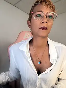 Snapshot of Amaliu_ chatting on October 1, 2025, 2:43 pm Amaliu online show from October 1, 2025, 2:43 pm