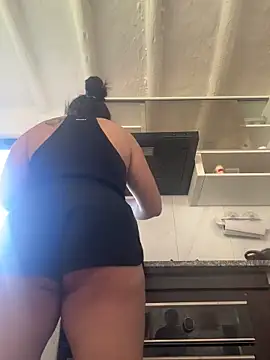 Emily Russo  online show from January 16, 2025, 1:25 pm