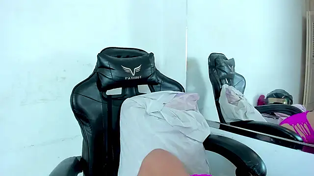 Snapshot of Petite_amor2 chatting on October 21, 2025, 7:46 pm Petite amor2 online show from October 21, 2025, 7:46 pm