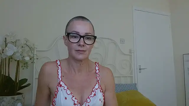 Snapshot of ELEGANT-ARIA36 chatting on November 6, 2025, 12:20 pm ELEGANT-ARIA36 online show from November 6, 2025, 12:20 pm