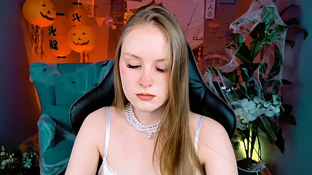 VivienLeeigh online show from October 19, 2025, 9:45 am