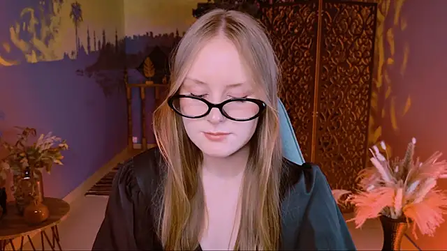 VivienLeeigh online show from September 24, 2025, 3:07 pm