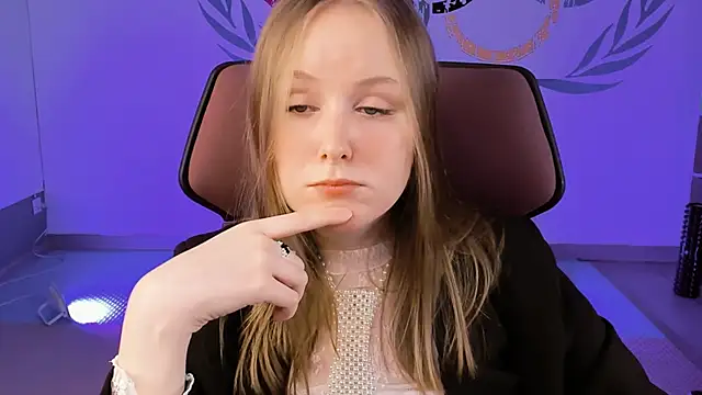 VivienLeeigh online show from February 7, 2025, 2:26 pm