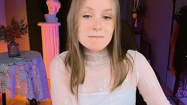 VivienLeeigh online show from February 5, 2025, 1:11 pm