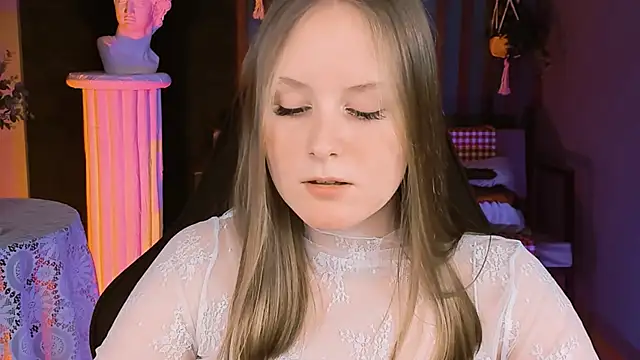 VivienLeeigh online show from February 5, 2025, 4:14 pm