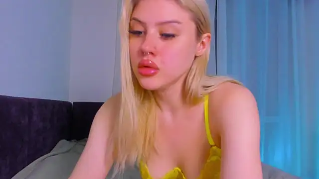  Kira Moon  online show from November 14, 2025, 4:10 pm