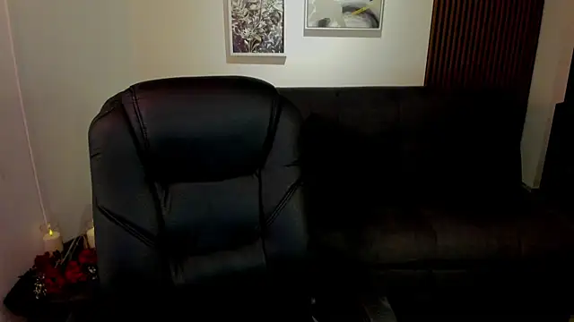 Snapshot of crimson_tati_ chatting on October 31, 2025, 4:09 am crimson tati  online show from October 31, 2025, 4:09 am