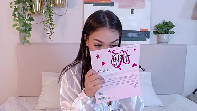 MiaOconner online show from February 1, 2025, 11:42 am