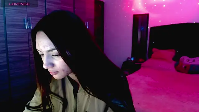 holy juli online show from November 7, 2025, 3:44 am