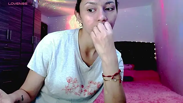 holy juli online show from November 30, 2025, 3:40 am