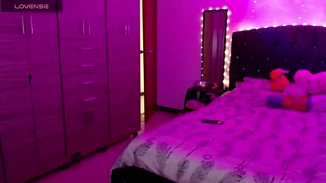 holy juli online show from October 3, 2025, 3:09 am