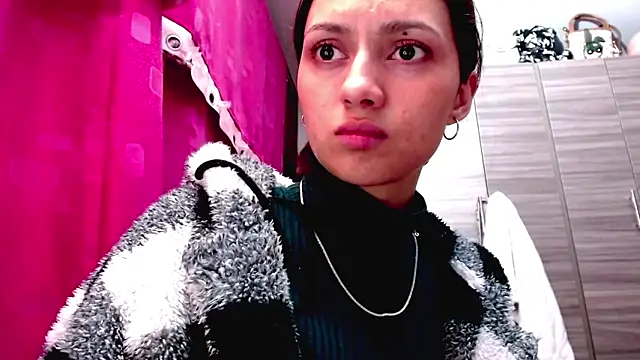 Snapshot of holy_juli chatting on February 2, 2026, 5:17 am holy juli online show from February 2, 2026, 5:17 am