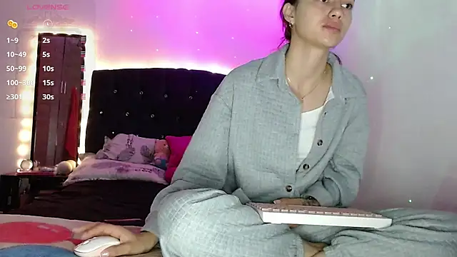 holy juli online show from February 8, 2025, 4:03 am