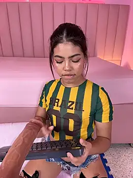 Snapshot of KellyOlsenbe chatting on July 2, 2026, 8:59 pm KellyOlsenbe online show from July 2, 2026, 8:59 pm