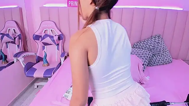 Snapshot of KellyOlsenbe chatting on March 8, 2025, 9:18 pm KellyOlsenbe online show from March 8, 2025, 9:18 pm