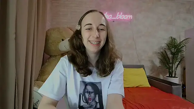 Snapshot of Anika_bloom chatting on March 18, 2025, 11:09 pm Anika bloom online show from March 18, 2025, 11:09 pm