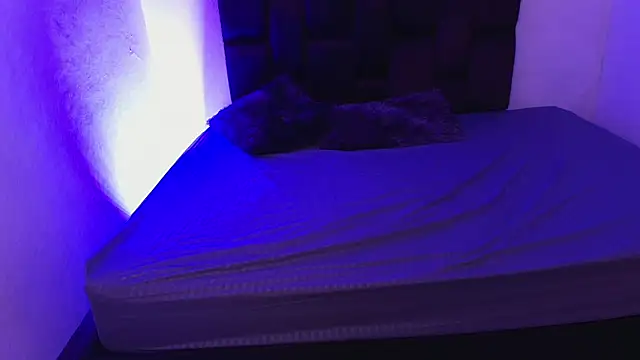 EmilySavvato online show from December 10, 2024, 7:54 pm