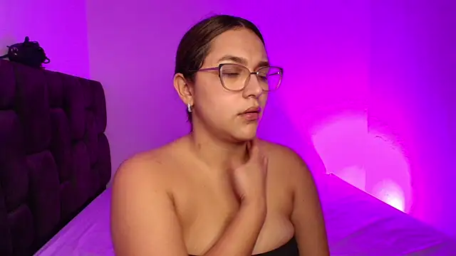 EmilySavvato online show from March 16, 2025, 10:20 pm
