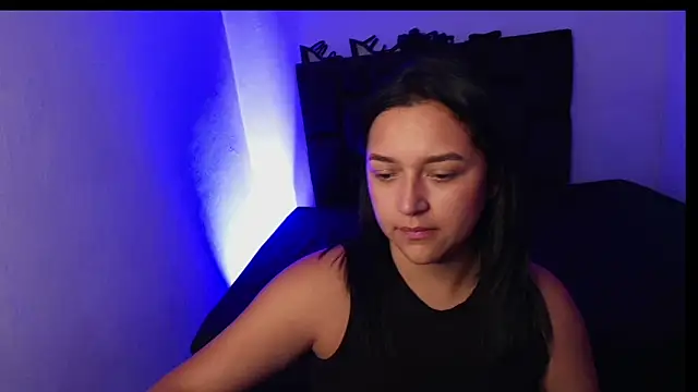 EmilySavvato online show from January 1, 2025, 12:32 am