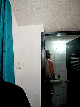 Snapshot of VIOLETA-25_ chatting on October 27, 2025, 3:57 pm VIOLETA-25  online show from October 27, 2025, 3:57 pm