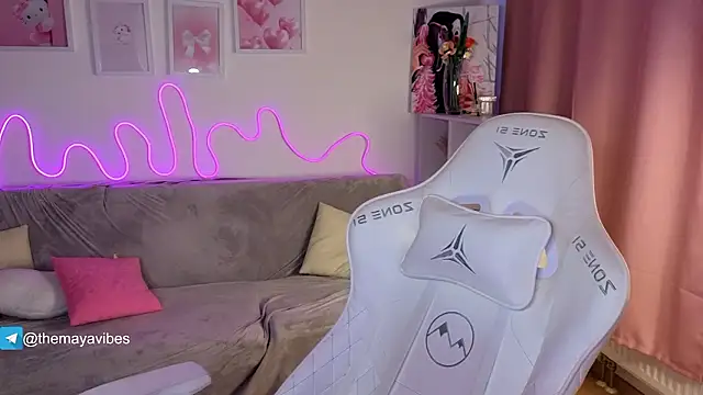 Snapshot of Maya_Rave chatting on February 3, 2026, 6:40 am Maya Rave online show from February 3, 2026, 6:40 am