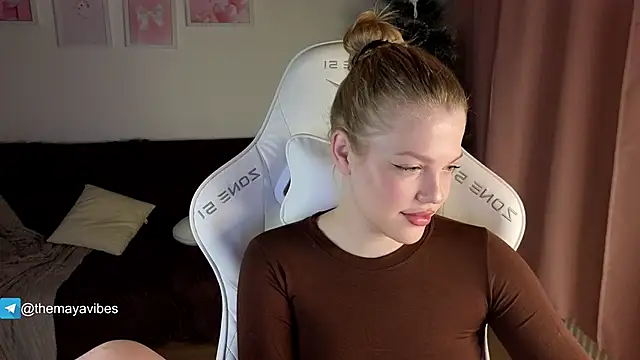 Snapshot of Maya_Rave chatting on January 18, 2026, 3:54 am Maya Rave online show from January 18, 2026, 3:54 am