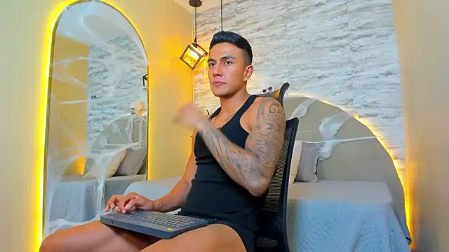 Snapshot of Aron_Bolt chatting on October 24, 2025, 10:09 pm Aron Bolt online show from October 24, 2025, 10:09 pm