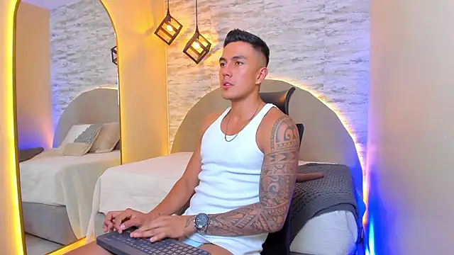 Snapshot of Aron_Bolt chatting on November 2, 2025, 11:32 pm Aron Bolt online show from November 2, 2025, 11:32 pm