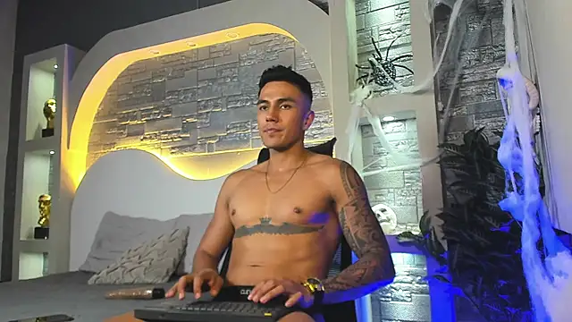 Snapshot of Aron_Bolt chatting on November 1, 2025, 8:36 pm Aron Bolt online show from November 1, 2025, 8:36 pm