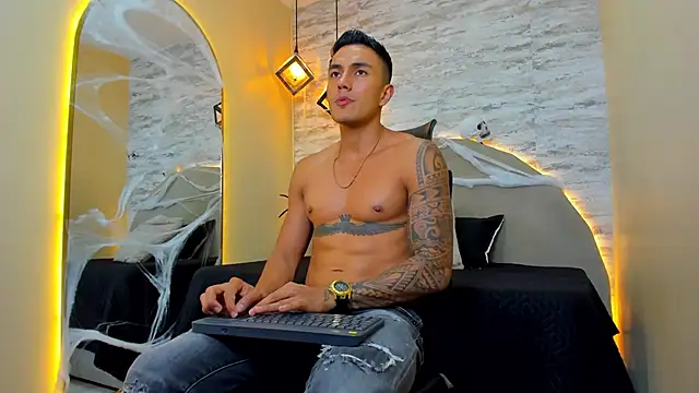 Snapshot of Aron_Bolt chatting on October 31, 2025, 12:29 am Aron Bolt online show from October 31, 2025, 12:29 am