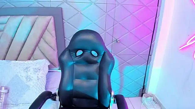 AikoLee  online show from September 17, 2025, 5:42 am