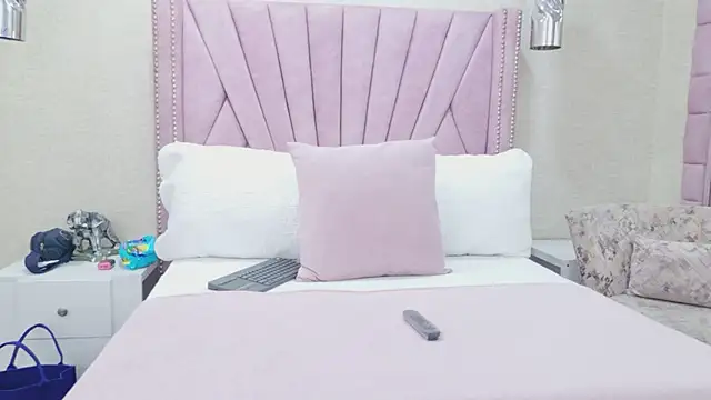 HazelMoret online show from February 12, 2026, 3:28 am