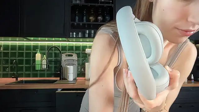 Snapshot of solar_bella chatting on February 20, 2026, 6:37 am solar bella online show from February 20, 2026, 6:37 am